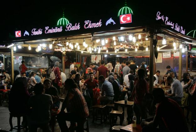 An der Galata-Brücke in Istanbul - Leben und Treiben um Mitternacht An der Galata-Brücke in Istanbul - Leben und Treiben um Mitternacht