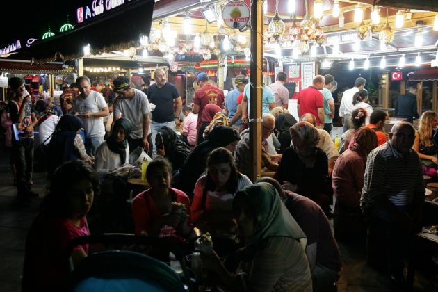 An der Galata-Brücke in Istanbul - Leben und Treiben um Mitternacht An der Galata-Brücke in Istanbul - Leben und Treiben um Mitternacht