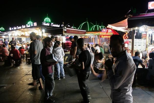 An der Galata-Brücke in Istanbul - Leben und Treiben um Mitternacht An der Galata-Brücke in Istanbul - Leben und Treiben um Mitternacht