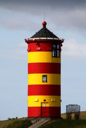 Das Wahrzeichen Ostfrieslands, der Pilsumer Leuchtturm auf dem Deich von Krummhörn-Greetsiel