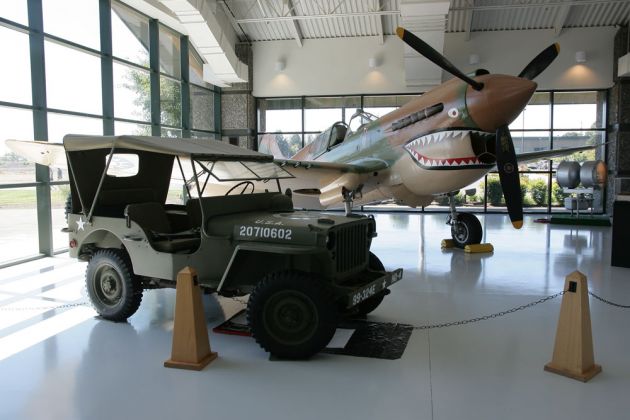 Willys Jeep und Curtiss P-40 N Warhawk Willys Jeep und Curtiss P-40 N Warhawk