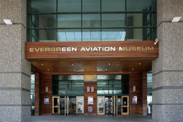 Der Haupteingang zum Evergreen Aviation Museum
