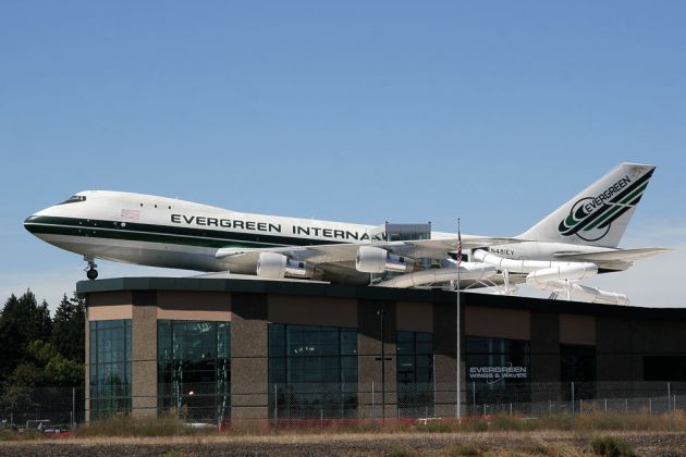 Ein Boeing 747 Jumbo Jet auf dem Dach des angeschlossenen Spaßbades - Evergreen Aviation Museum