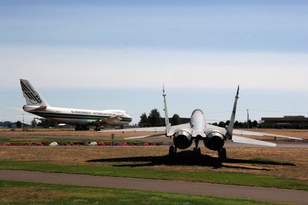 Ein weiterer Boeing 747 Jumbo Jet als Blickfang am nahen Highway - Evergreen Aviation Museum Ein weiterer Boeing 747 Jumbo Jet als Blickfang am nahen Highway - Evergreen Aviation Museum