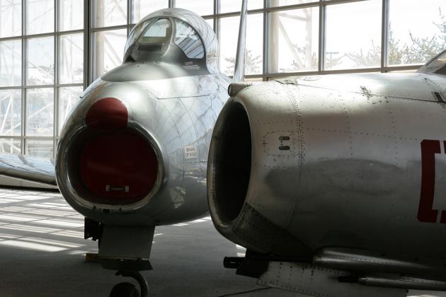 Mikojan-Gurewich MiG 15 und Canadair CL-13 B Sabre Mark VI Mikojan-Gurewich MiG 15 und Canadair CL-13 B Sabre Mark VI