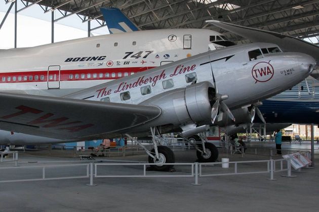 Aviation Pavillon - Douglas DC-2 vor einem Boeing 747 Jumbo Jet Aviation Pavillon - Douglas DC-2 vor einem Boeing 747 Jumbo Jet