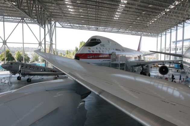 Aviation Pavillon - Douglas DC-2 und Boeing 747 Jumbo Jet Aviation Pavillon - Douglas DC-2 und Boeing 747 Jumbo Jet