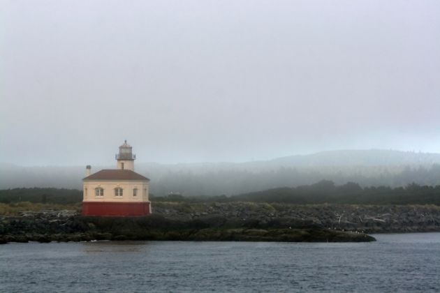 Das Coquille River Light im Seenebel - Bandon, Coos County, Oregon Das Coquille River Light im Seenebel - Bandon, Coos County, Oregon