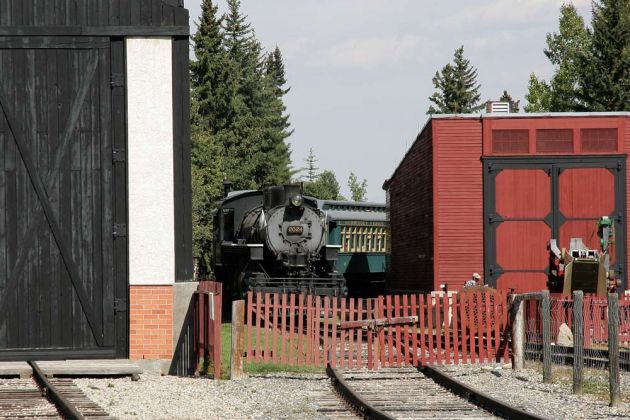 Heritage Park Railway, Calgary - Dampfzug mit CPR 2024 an der Wagen-Remise