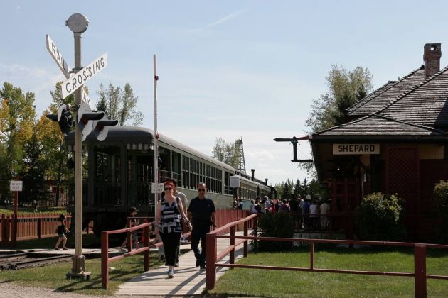 Heritage Park Railway, Calgary - Dampfzug mit Dampflok CPR 2024 an der Station Shepherd