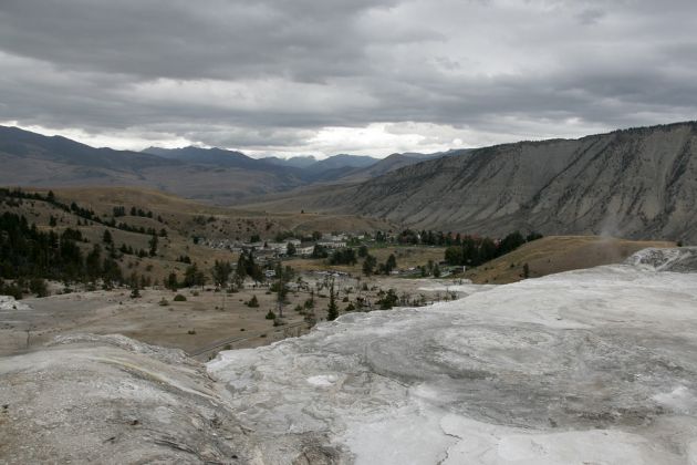Yellowstone National Park - Blick auf den Ort Mammoth Hot Springs, den Mount Everts und die entfernten Berge in Montana Yellowstone National Park - Blick auf den Ort Mammoth Hot Springs, den Mount Everts und die entfernten Berge in Montana