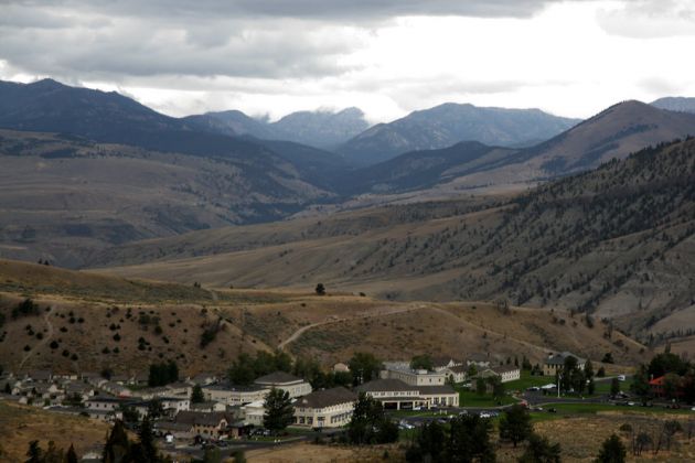 Yellowstone National Park - Blick auf den Ort Mammoth Hot Springs, den Mount Everts und die entfernten Berge in Montana Yellowstone National Park - Blick auf den Ort Mammoth Hot Springs, den Mount Everts und die entfernten Berge in Montana