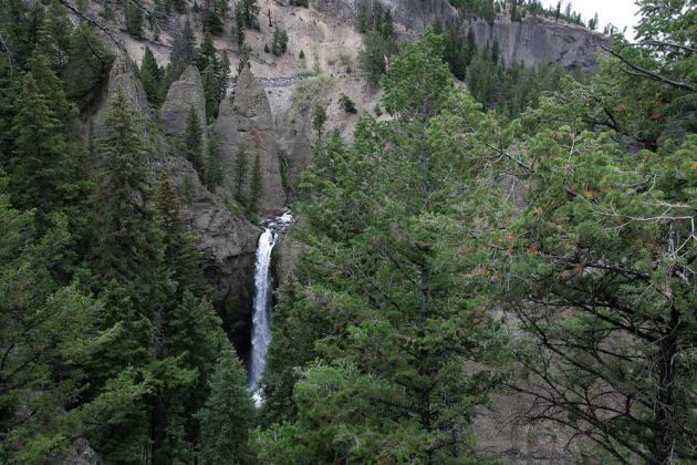 Yellowstone National Park - the Tower Falls, der Wasserfall des Tower Creek, einem Zufluss des Yellowstone Rivers Yellowstone National Park - the Tower Falls, der Wasserfall des Tower Creek, einem Zufluss des Yellowstone Rivers