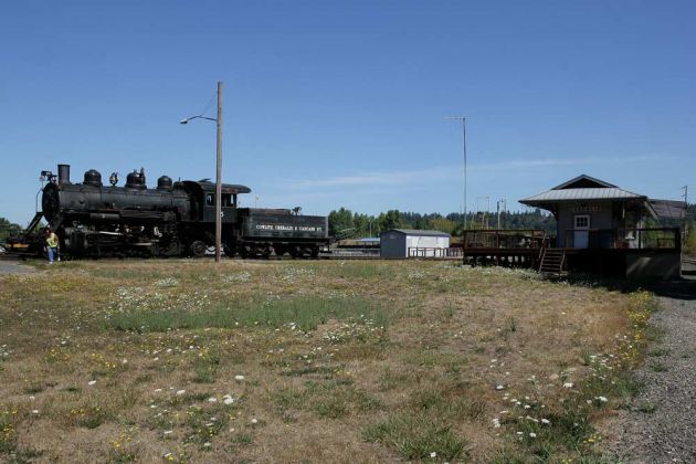 Dampflok No. 15 und Bahnhofs-Gebäude der Chehalis-Centralia Railroad in Washington Dampflok No. 15 und Bahnhofs-Gebäude der Chehalis-Centralia Railroad in Washington