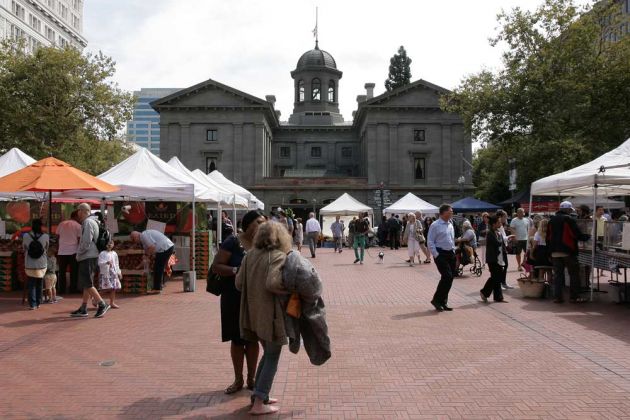 Portland, Oregon, Downtown - Farmers Market auf dem Pioneer Courthouse Square Portland, Oregon, Downtown - Farmers Market auf dem Pioneer Courthouse Square