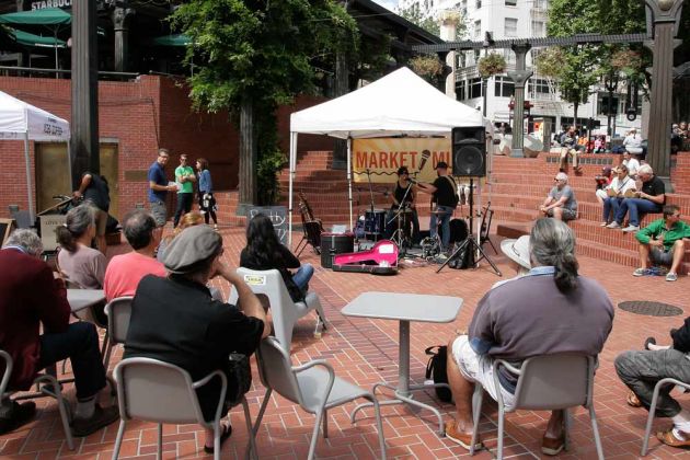 Portland, Oregon, Downtown - Farmers Market auf dem Pioneer Courthouse Square Portland, Oregon, Downtown - Farmers Market auf dem Pioneer Courthouse Square