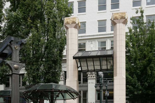 Portland, Oregon, Downtown - Pioneer Courthouse Square Portland, Oregon, Downtown - Pioneer Courthouse Square