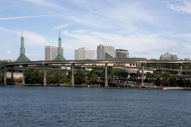 Eastbank Esplanade mit Interstate 5, Willamettte River - Portland Riverside, Oregon Eastbank Esplanade mit Interstate 5, Willamettte River - Portland Riverside, Oregon