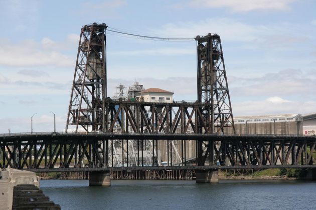 Steelbridge - Hubbrücke über den Willamettte River, Portland Riverside, Oregon Steelbridge - Hubbrücke über den Willamettte River, Portland Riverside, Oregon