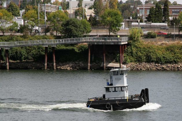 Schlepper auf dem Willamette River - Portland Riverside, Oregon Schlepper auf dem Willamette River - Portland Riverside, Oregon