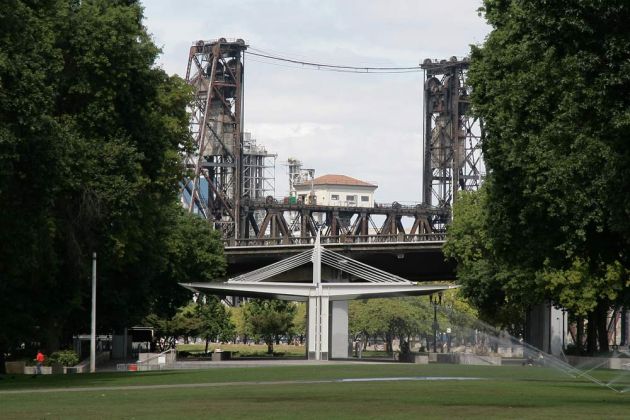 Japanese Historical Plaza und Steelbridge - Portland Riverside, Oregon Japanese Historical Plaza und Steelbridge - Portland Riverside, Oregon