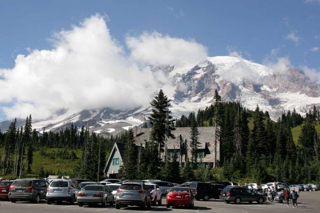Mount Rainier Gipfel - der Blick vom Paradise Inn in 1647 m Höhe Mount Rainier Gipfel - der Blick vom Paradise Inn in 1647 m Höhe