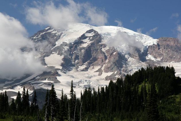 Mount Rainier Gipfel - der Blick vom Paradise Inn in 1647 m Höhe Mount Rainier Gipfel - der Blick vom Paradise Inn in 1647 m Höhe