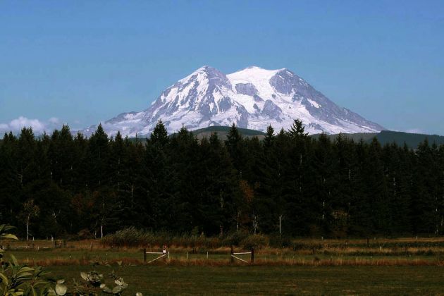 Fernblick auf den 4.392 m hohen, inaktiven Vulkan Mount Rainier Fernblick auf den 4.392 m hohen, inaktiven Vulkan Mount Rainier