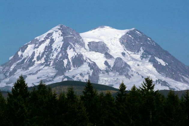 Fernblick auf den 4.392 m hohen, inaktiven Vulkan Mount Rainier Fernblick auf den 4.392 m hohen, inaktiven Vulkan Mount Rainier