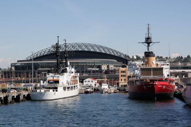 Seattle - Eisbrecher der US Coast Guard vor dem CenturyLink Field Seattle - Eisbrecher der US Coast Guard vor dem CenturyLink Field