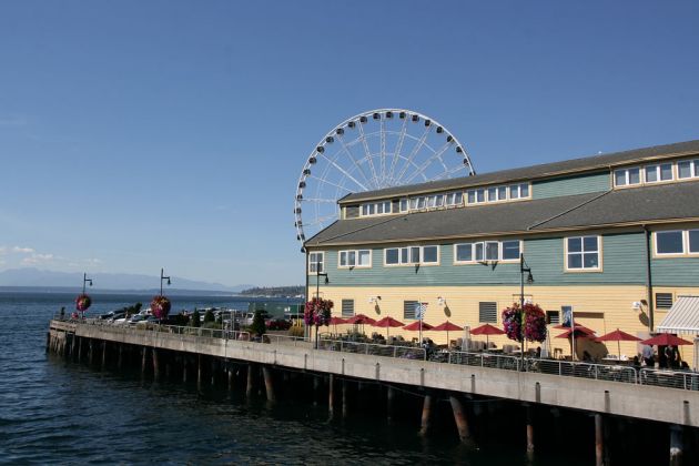 Seattle Waterfront Pier 56 mit Seattle Great Wheel Seattle Waterfront Pier 56 mit Seattle Great Wheel
