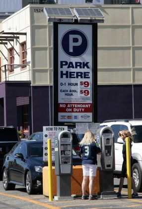 Seattle Waterfront - Park-Automat mit Preistafel Seattle Waterfront - Park-Automat mit Preistafel
