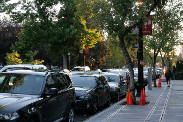Die 17th Avenue in Calgary zum Sonnenuntergang Die 17th Avenue in Calgary zum Sonnenuntergang