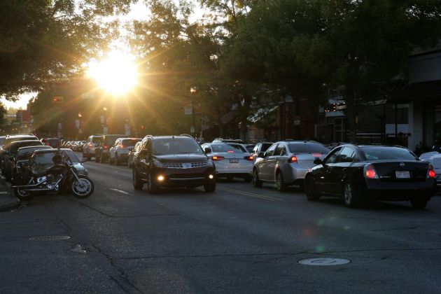 Die 17th Avenue in Calgary zum Sonnenuntergang Die 17th Avenue in Calgary zum Sonnenuntergang