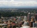 Calgary Tower - Blick auf den Stadtteil Beltline und auf die Rocky Mountains