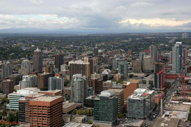 Calgary Tower - Blick auf die Stadtteile Beltline und Connaught