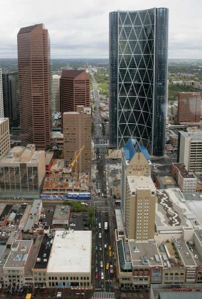 Blick vom Calgary Tower - das Hyatt Regency und Hochhaus The Bow