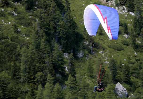 Ein Gleitschirm-Flieger am 'Rofan', dem Rofangebirge in Tirol Ein Gleitschirm-Flieger am 'Rofan', dem Rofangebirge in Tirol