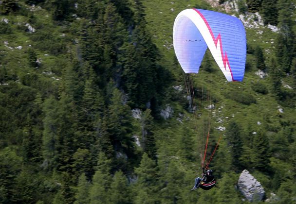 Ein Gleitschirm-Flieger am 'Rofan', dem Rofangebirge in Tirol