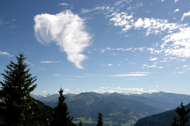 Der 'Rofan', das Rofangebirge in Tirol - der Blick in Richtung Inntal mit den Zillertaler Alpen Der 'Rofan', das Rofangebirge in Tirol - der Blick in Richtung Inntal mit den Zillertaler Alpen