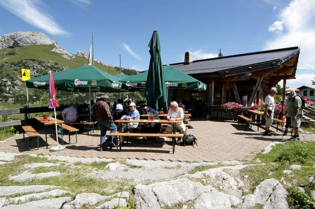 Der 'Rofan', das Rofangebirge in Tirol - stilgerechte Gastlichkeit auf der Sonnen-Terrasse der Erfurter Hütte Der 'Rofan', das Rofangebirge in Tirol - stilgerechte Gastlichkeit auf der Sonnen-Terrasse der Erfurter Hütte