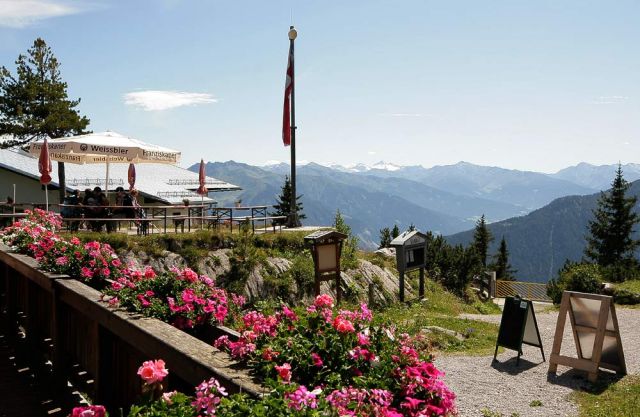 Der 'Rofan', das Rofangebirge in Tirol - stilgerechte Gastlichkeit auf der Sonnen-Terrasse der Erfurter Hütte