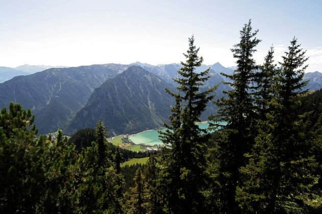 Der 'Rofan', das Rofangebirge in Tirol - der Blick auf den im Tal liegenden Achensee Der 'Rofan', das Rofangebirge in Tirol - der Blick auf den im Tal liegenden Achensee