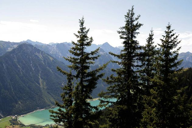 Der 'Rofan', das Rofangebirge in Tirol - der Blick auf den im Tal liegenden Achensee Der 'Rofan', das Rofangebirge in Tirol - der Blick auf den im Tal liegenden Achensee