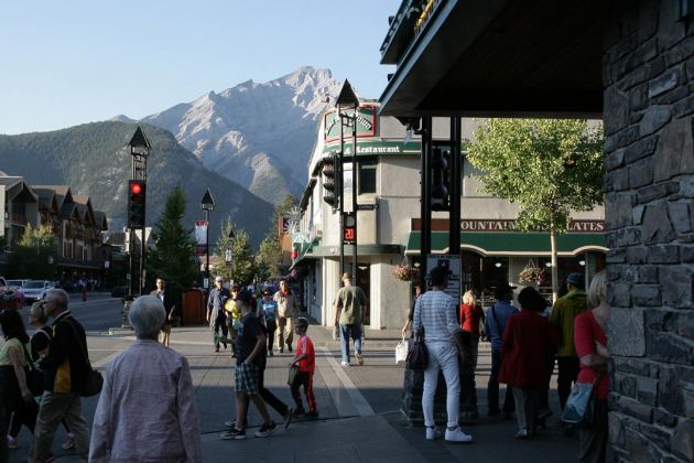 Banff Avenue, Downtown Banff - Rocky Mountains, Alberta Banff Avenue, Downtown Banff - Rocky Mountains, Alberta
