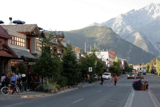 Banff Avenue, Downtown Banff - Rocky Mountains, Alberta Banff Avenue, Downtown Banff - Rocky Mountains, Alberta