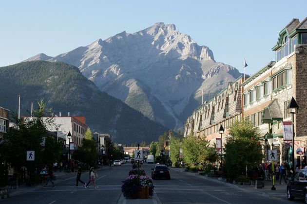 Banff Avenue, Downtown Banff - Rocky Mountains, Alberta Banff Avenue, Downtown Banff - Rocky Mountains, Alberta