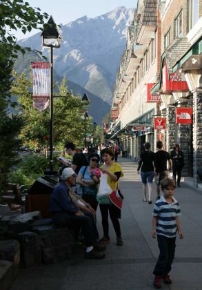Banff Avenue, Downtown Banff - Rocky Mountains, Alberta Banff Avenue, Downtown Banff - Rocky Mountains, Alberta