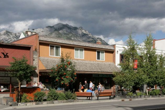 Banff Avenue, Downtown Banff - Rocky Mountains, Alberta Banff Avenue, Downtown Banff - Rocky Mountains, Alberta
