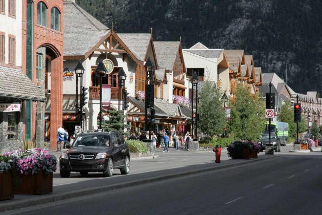 Banff Avenue, Downtown Banff - Rocky Mountains, Alberta Banff Avenue, Downtown Banff - Rocky Mountains, Alberta